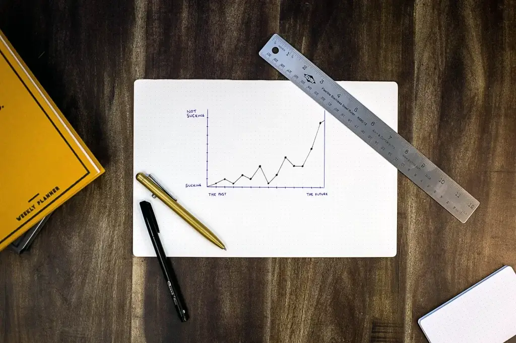 Papel com gráfico sobre a mesa simbolizando um planejamento para reduzir custos de uma empresa