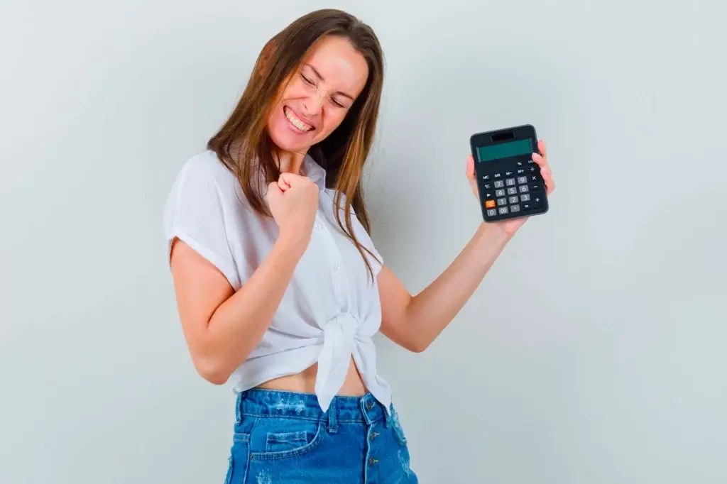 Precificação inteligente - Mulher com calculadora na mão