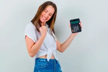 Precificação inteligente - Mulher com calculadora na mão