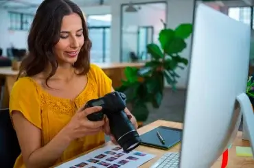 Fotografa fazendo fotos para e-commerce